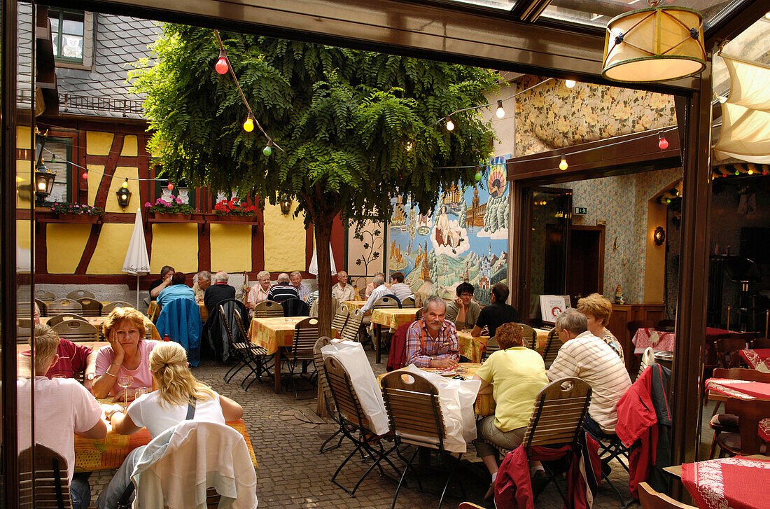 Leute in einer Gaststätte bei Hannelore, Drosselgasse, Rüdesheim, Rheingau, Hessen, Deutschland
