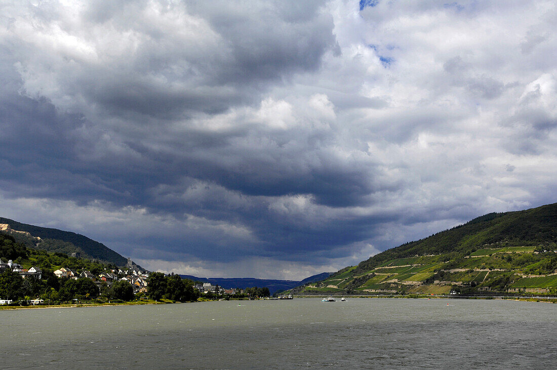 Der Rhein bei Lorch mit Gewitterstimmung, Rheinland-Pfalz, Deutschland