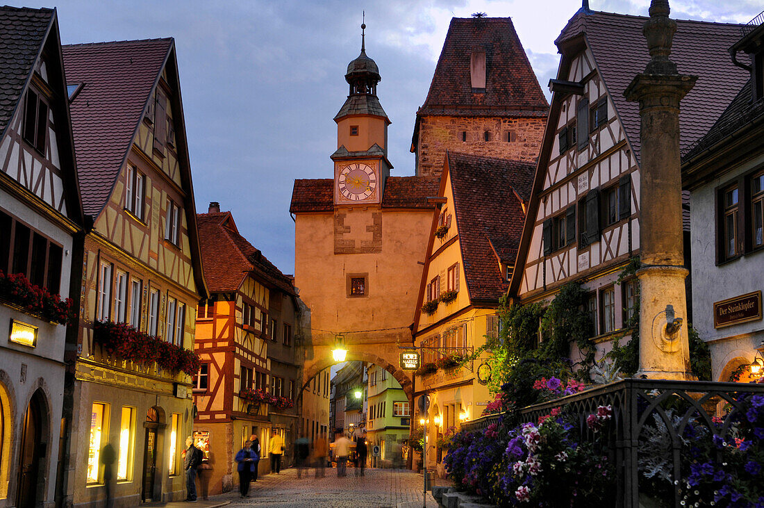 Markusturm und Röderbogen am Abend, Rothenburg ob der Tauber, Franken, Bayern, Deutschland