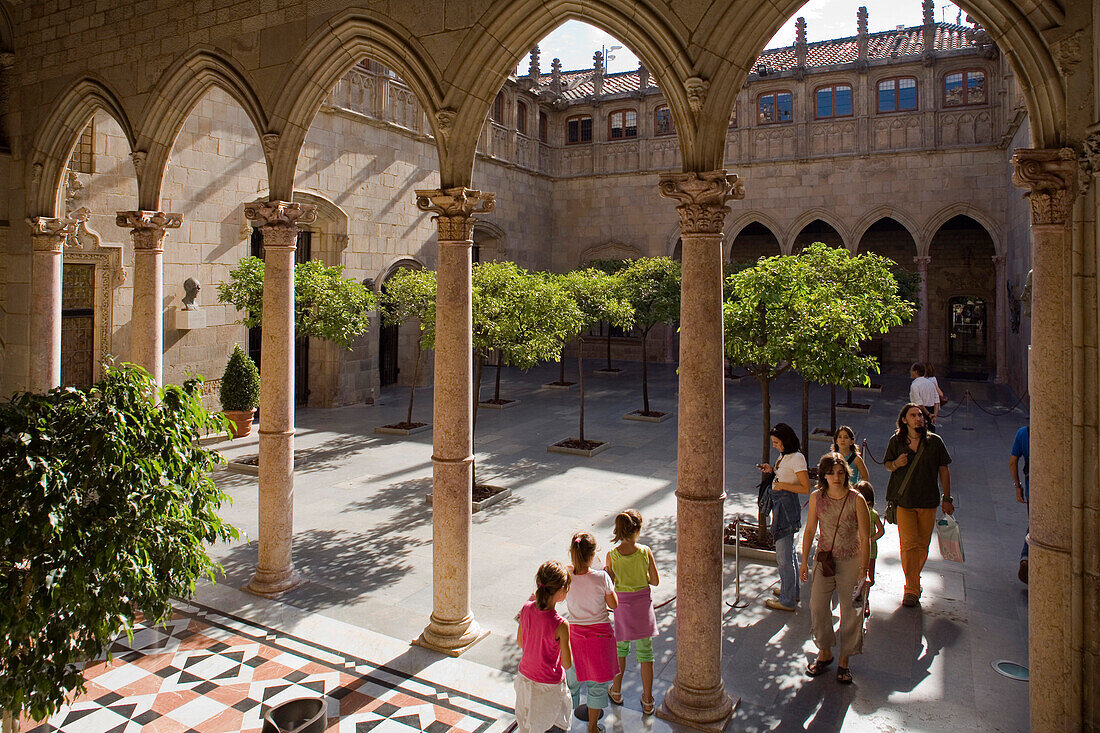 Pati dels Tarongers, Palau de la Generalitat, Barri Gotic, Ciutat Vella, Barcelona, Spain