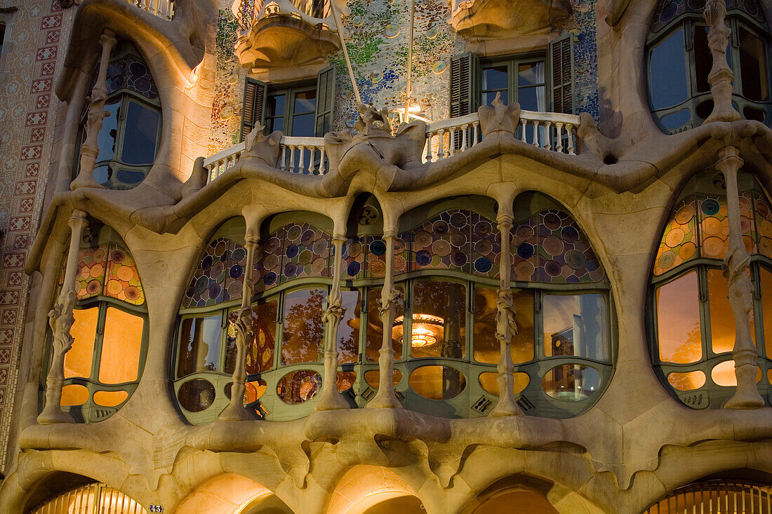 Fassade der Casa Batlló, Architekt Antoni Gaudí, Moderne, Passeig de Gracia, Eixample Bezirk, Barcelona, Katalonien, Spanien