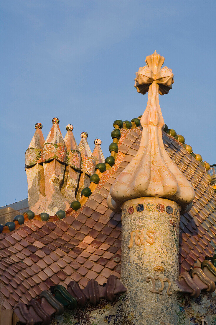 Dach mit Turm und Kreuz, Kamin, Casa Batlló, Antoni Gaudi, Modernismus, Passeig de Gracia, Eixample Bezirk, Barcelona, Katalonien, Spanien