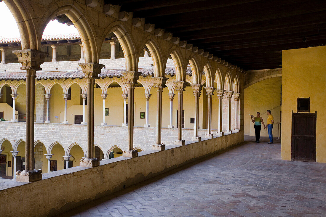 cloistered courtyard, Monestir de Pedralbes, gotic abbey, Pedralbes, Barcelona, Spain