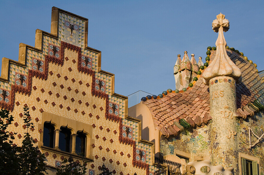 Giebel von Casa Amatller und Casa Batllo, Architekt Josep Puig i Cadafalch und Antoni Gaudí, Moderne, Passeig de Gracia, Eixample distric, Barcelona, Spanien