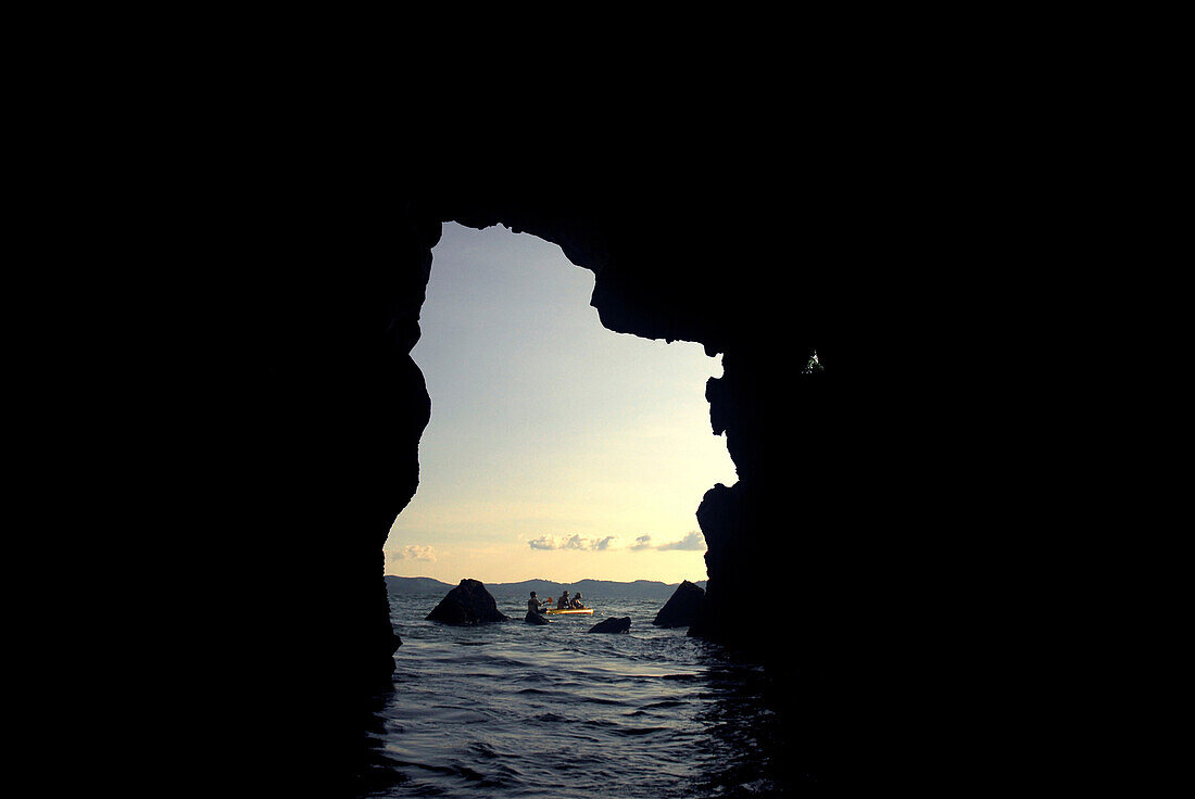 Mit Boot befahrbare Höhle in Kalksteinfelsen, Ausfahrt aus Hong, Bucht von Phang Nga, Thailand