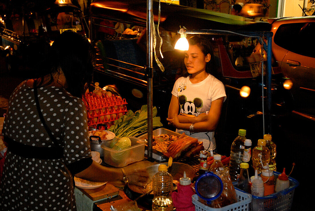 Nachtmarkt mit Essenständen in Khao San Road am Abend, Bangkok, Thailand
