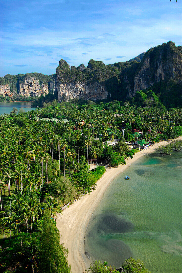 Blick vom Aussichtspunkt auf Hat Rai Leh und Hotel Rayavadee, Hat Raileh East, Krabi, Thailand