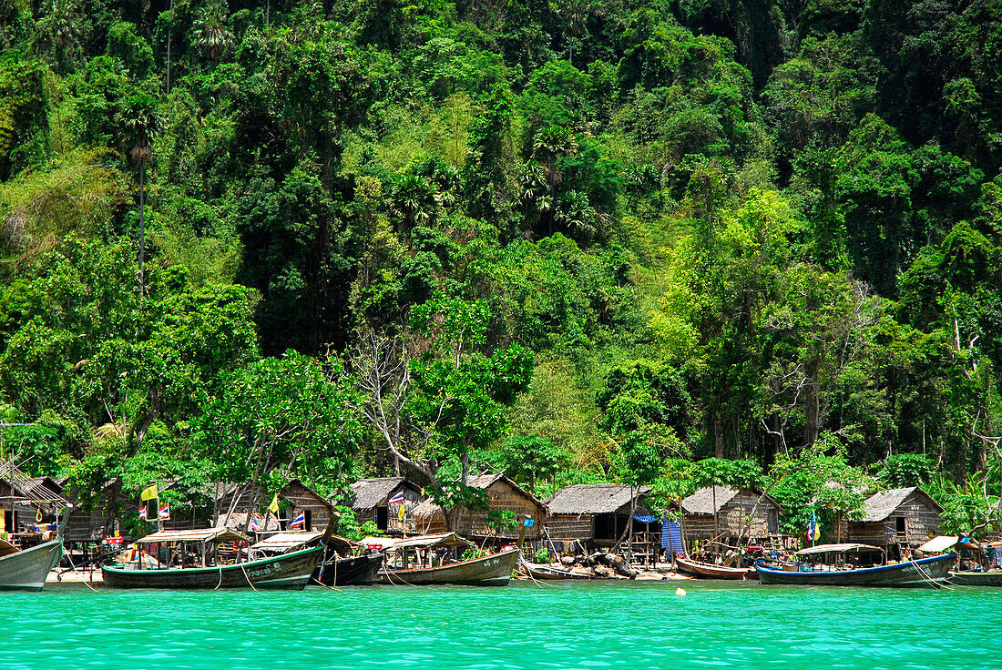 Boote und Pfahlhäuser am Strand, Dorf der Chao Naam, Moken, Surin Islands Marine Nationalpark, Ko Surin, Phang Nga, Thailand