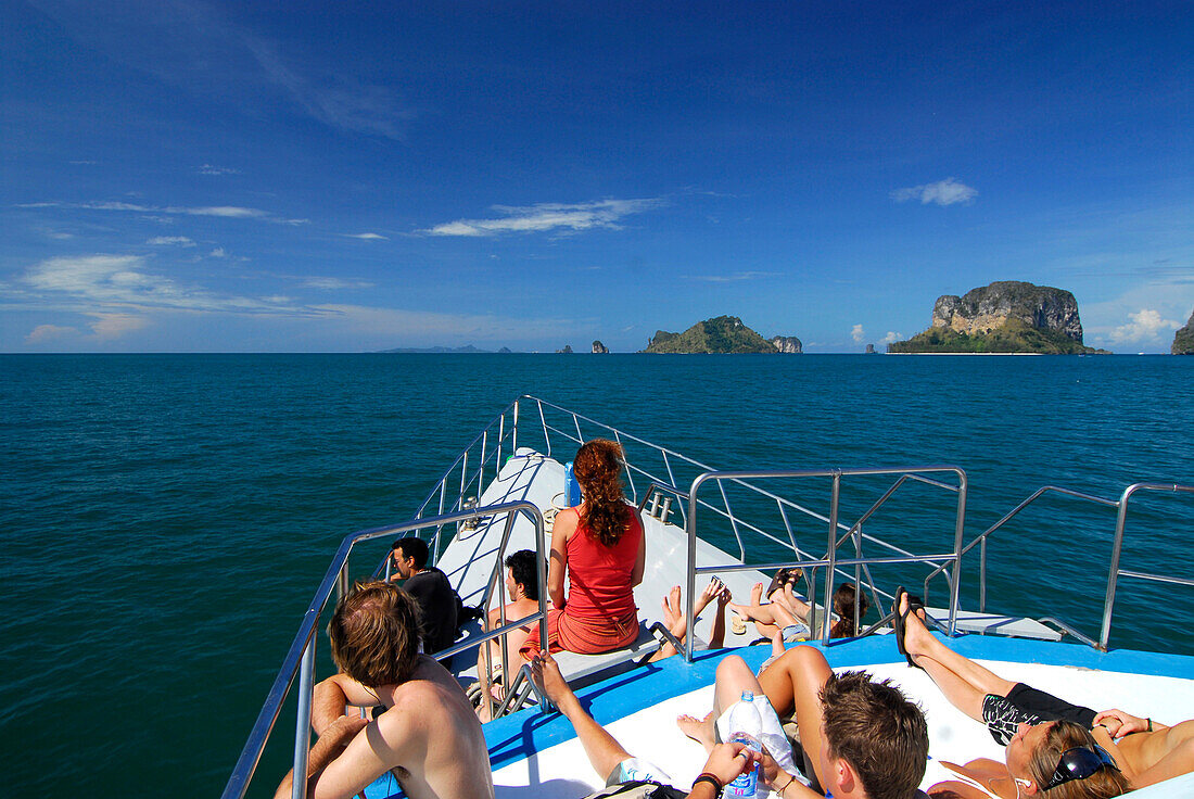 Leute auf der Fähre von Ao Nang nach Ko Phi Phi, Krabi, Thailand