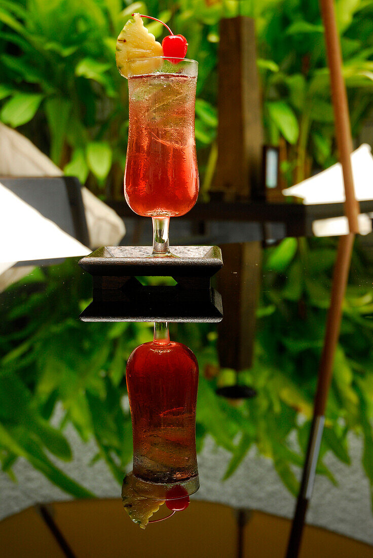 Fruchtcocktail in der Poolbar im Hotel Manatai, Had Surin, Phuket, Thailand