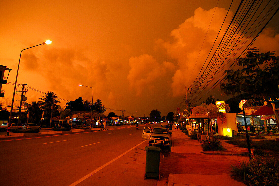 Hauptstraße in Khao Lak und Gewitterfront, 2007, Phang Nga, Thailand