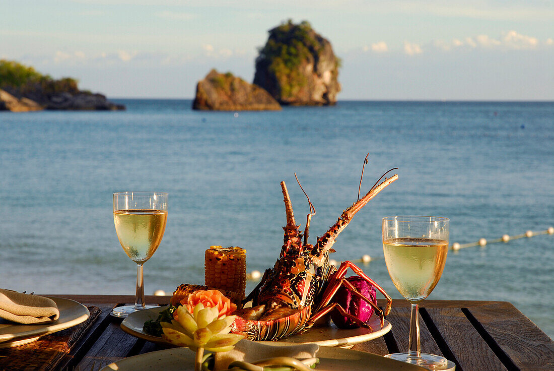 Languste im Restaurant The Grotto am Strand mit Blick übers Meer, Hotel Rayavadee, Hat Phra Nang, Krabi, Thailand