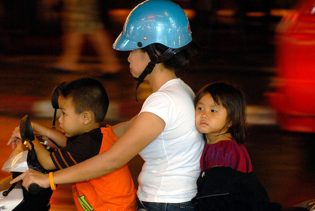 Mutter mit 2 kindern auf Moped, Patong, Phuket, Thailand