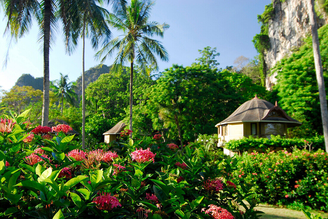 Bungalow im tropischen Garten des Luxus Hotels Rayavadee, Hat Phra Nang, Krabi, Thailand