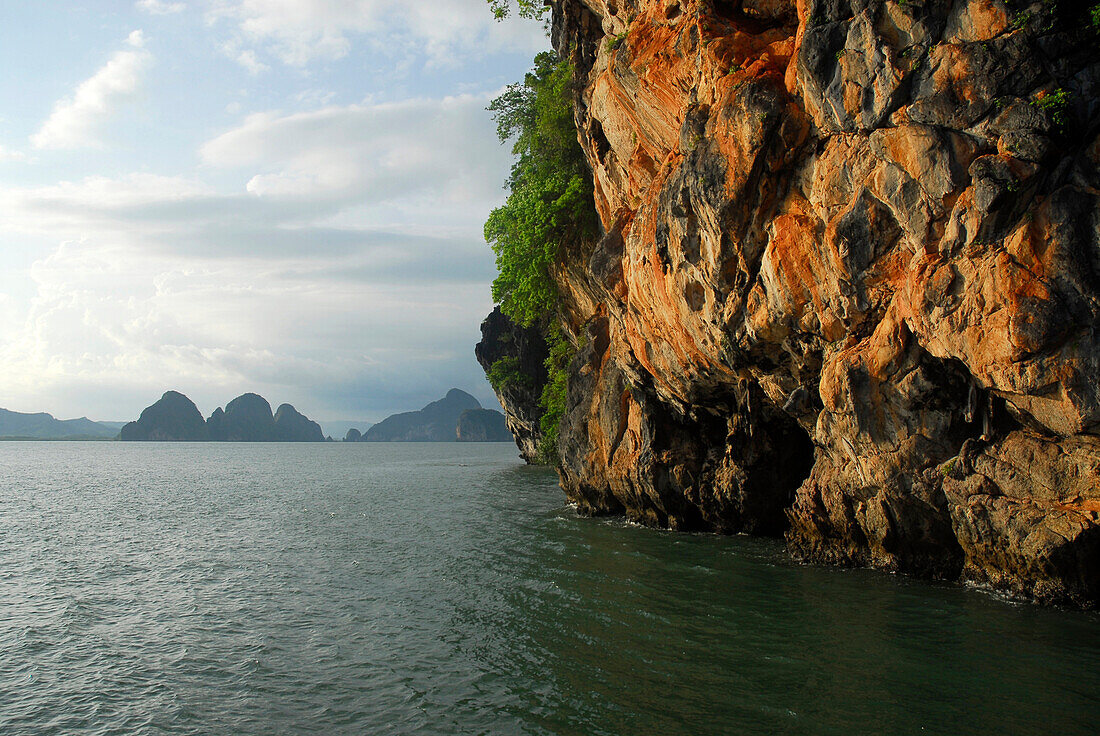 Rötlicher Kalksteinfelsen, Bucht von Phang Nga, Thailand