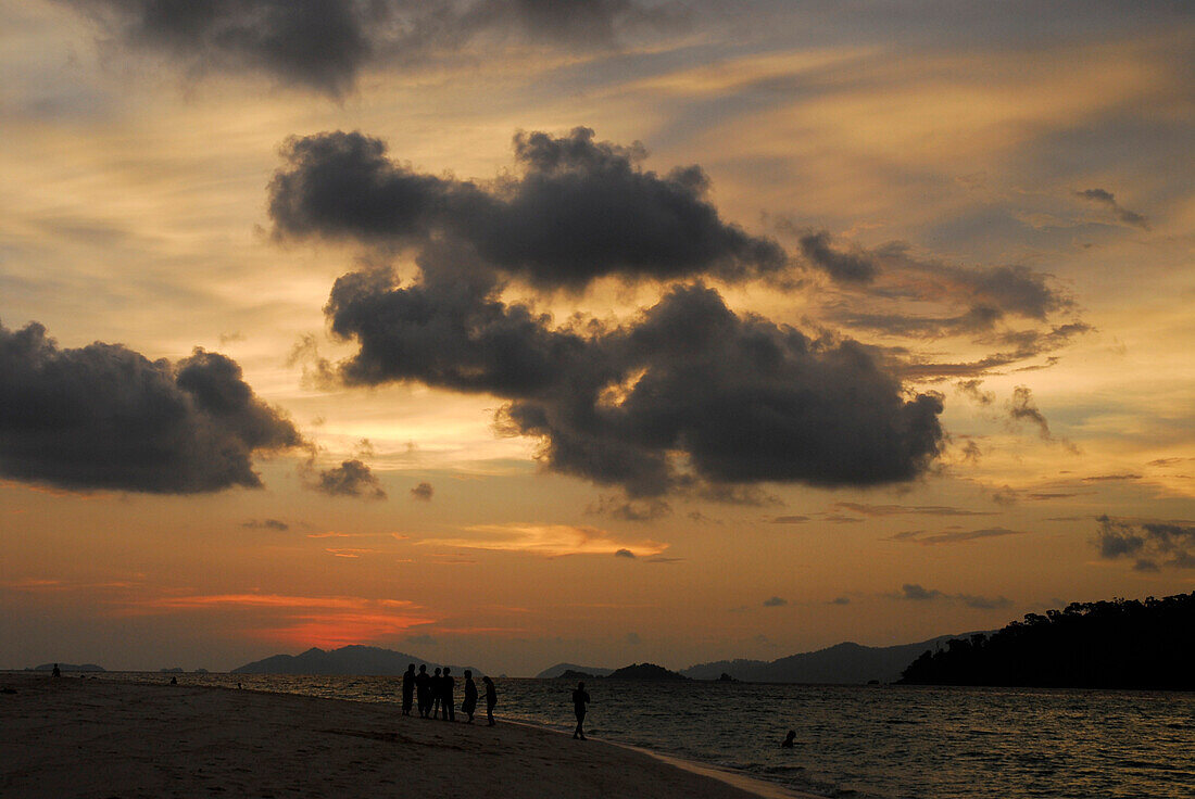 Sonnenuntergang am Sunlight Beach mit Blick auf Ko Adang, Ko Lipe, Satun, Thailand