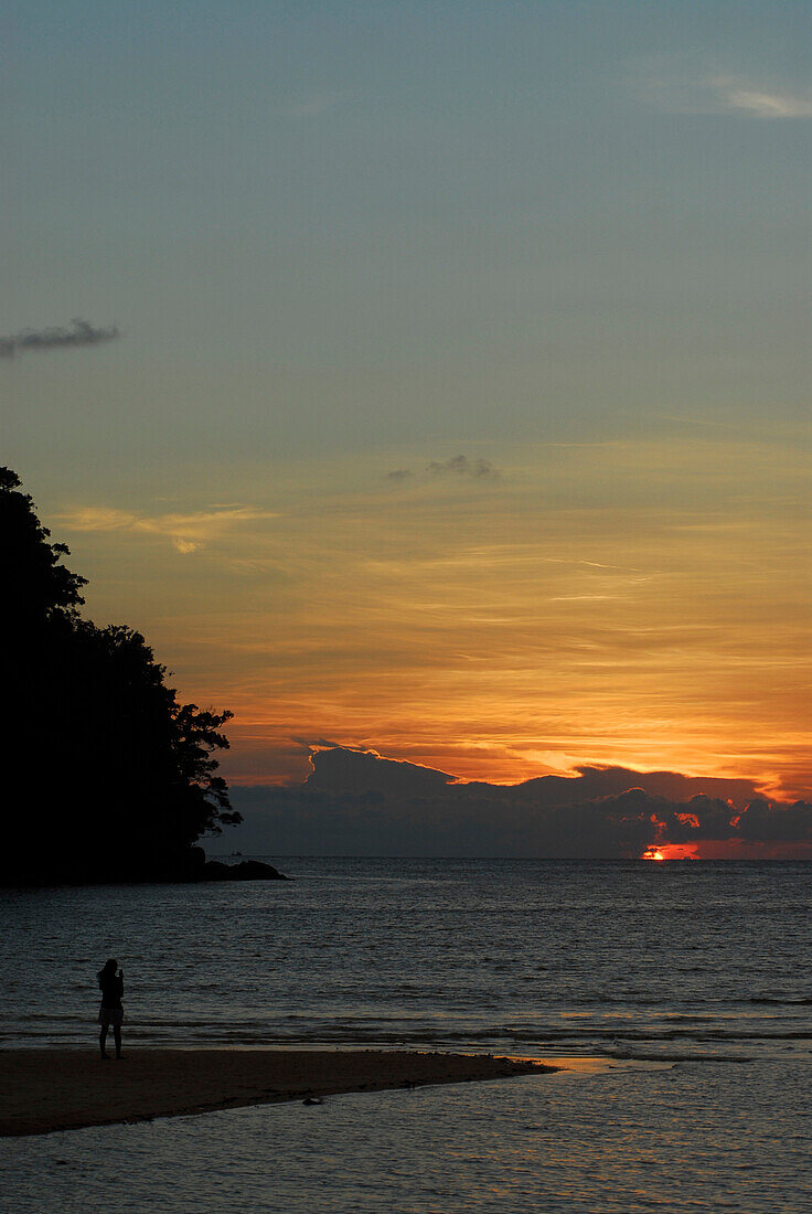 Sonnenuntergang vom Strand des Hauptquartiers, Surin Islands Marine Nationalpark, Ko Surin, Phang Nga, Thailand