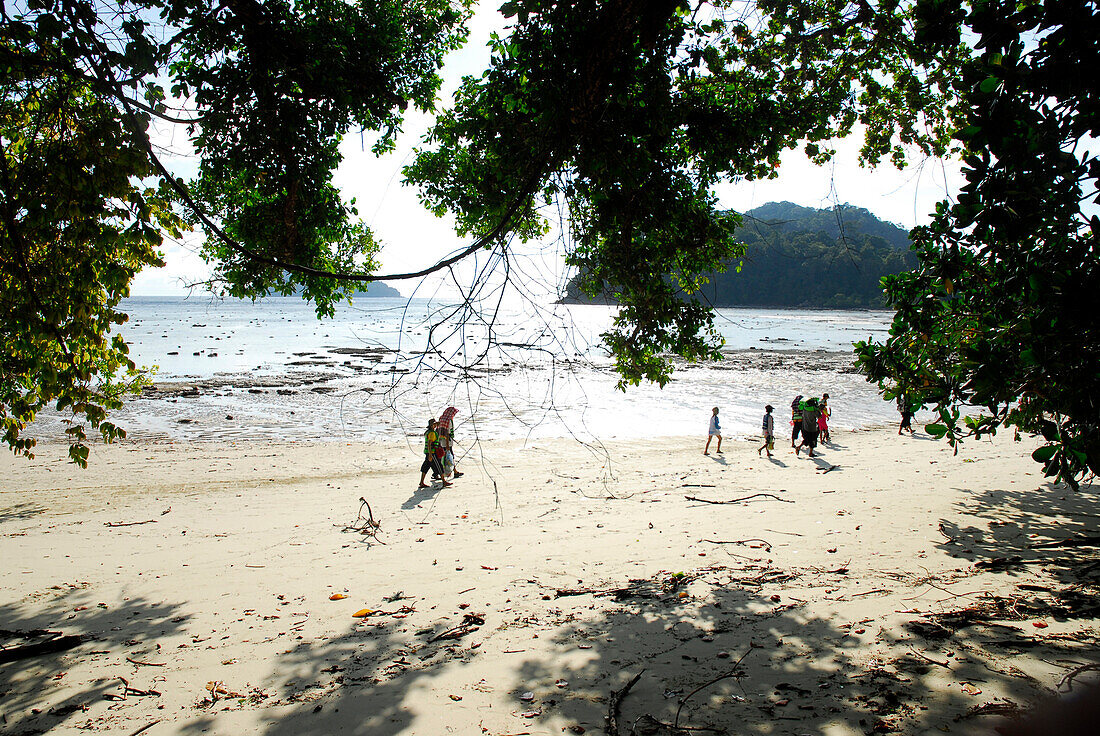 Spaziergänger am Strand, Surin Islands Marine Nationalpark, Ko Surin, Thailand