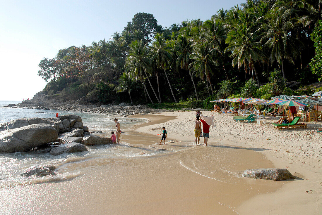 Touristen am Strand, Had Surin, Phuket, Thailand