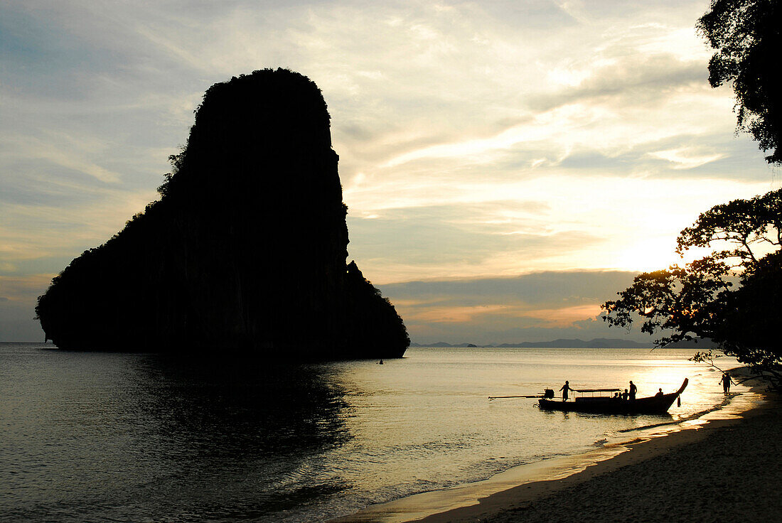Taxiboot am Hat Phra Nang Strand bei Sonnenuntergang, Krabi, Thailand