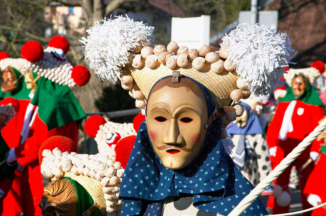 Traditionelles Fastnachtskostüm mit Holzmaske, Elzach, Schwarzwald, Baden-Wuerttemberg, Deutschland