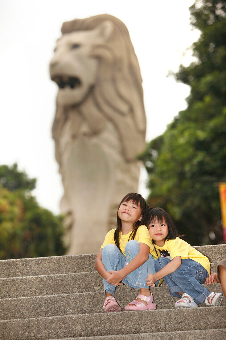 Kinder vor Merlion Denkmal, Sentosa Island, Singapur