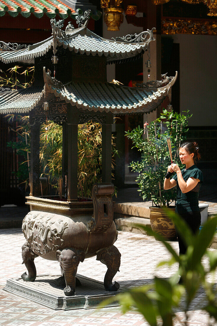 Frau in Tempelanlage, Thian Hock Keng Tempel, Chinatown, Singapur