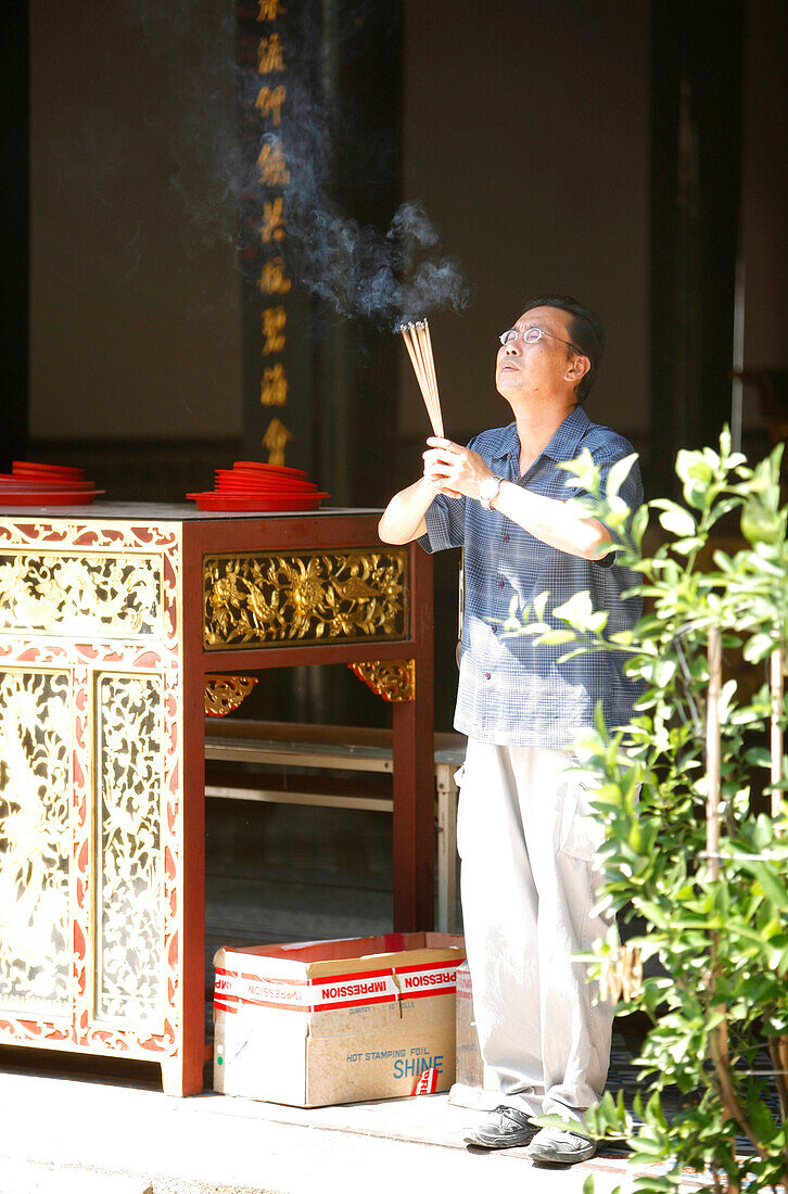 Believer with joss sticks, Thian Hock Keng Temple, Chinatown, Singapur