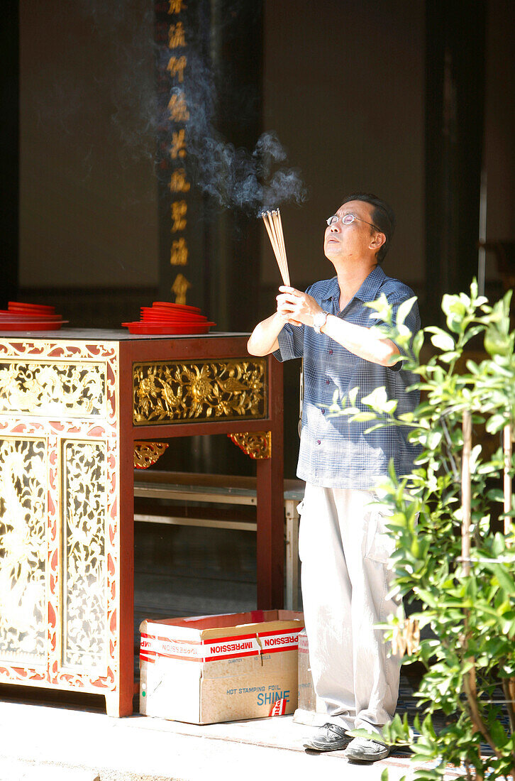 Gläubiger mit Räucherstäbchen, Thian Hock Keng Tempel, Chinatown, Singapur