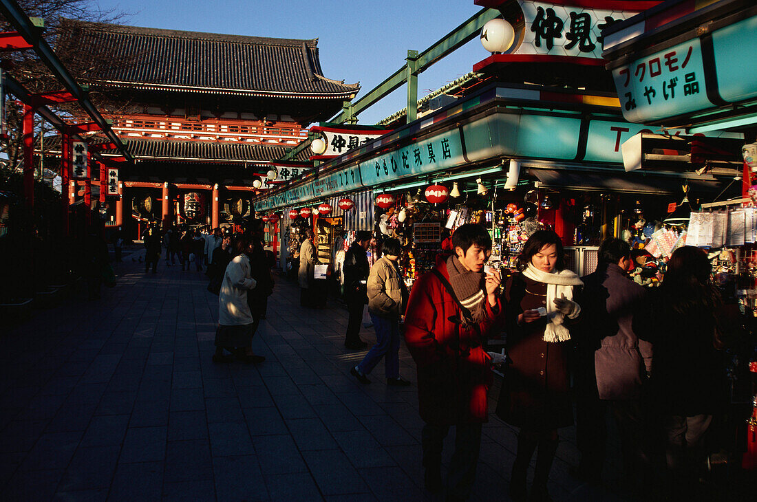 Leute beim Einkaufen, Asakusa, Nakamise Allee, Tokyo, Japan