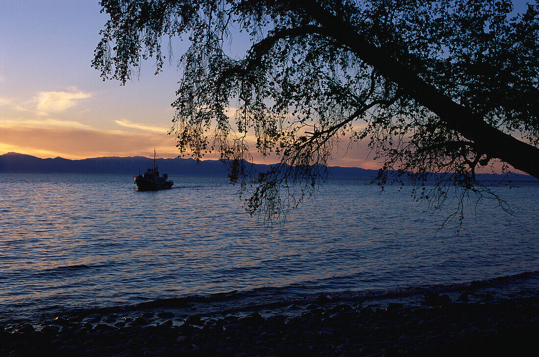 Ein Fischerboot im Morgenlicht, Baikalsee, Siberien, Russland