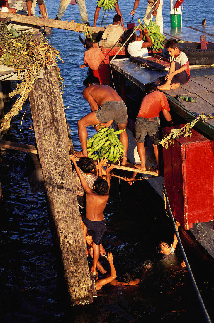 Schiff beim Verladen von Bananen, Isla Ometepe, Granada, Nicaragua See, Nicaragua, Zentralamerika