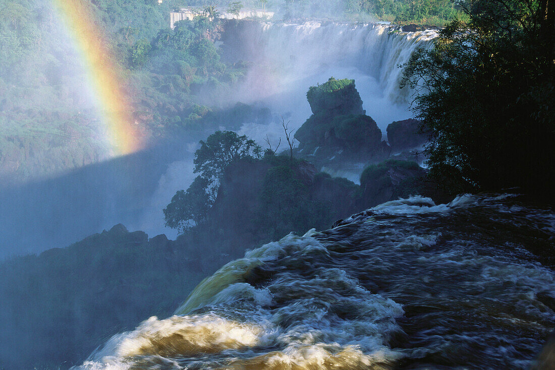 Regenbogen über Iguazu Wasserfälle, Salto San Martin, Misiones, Argentinien, Südamerika