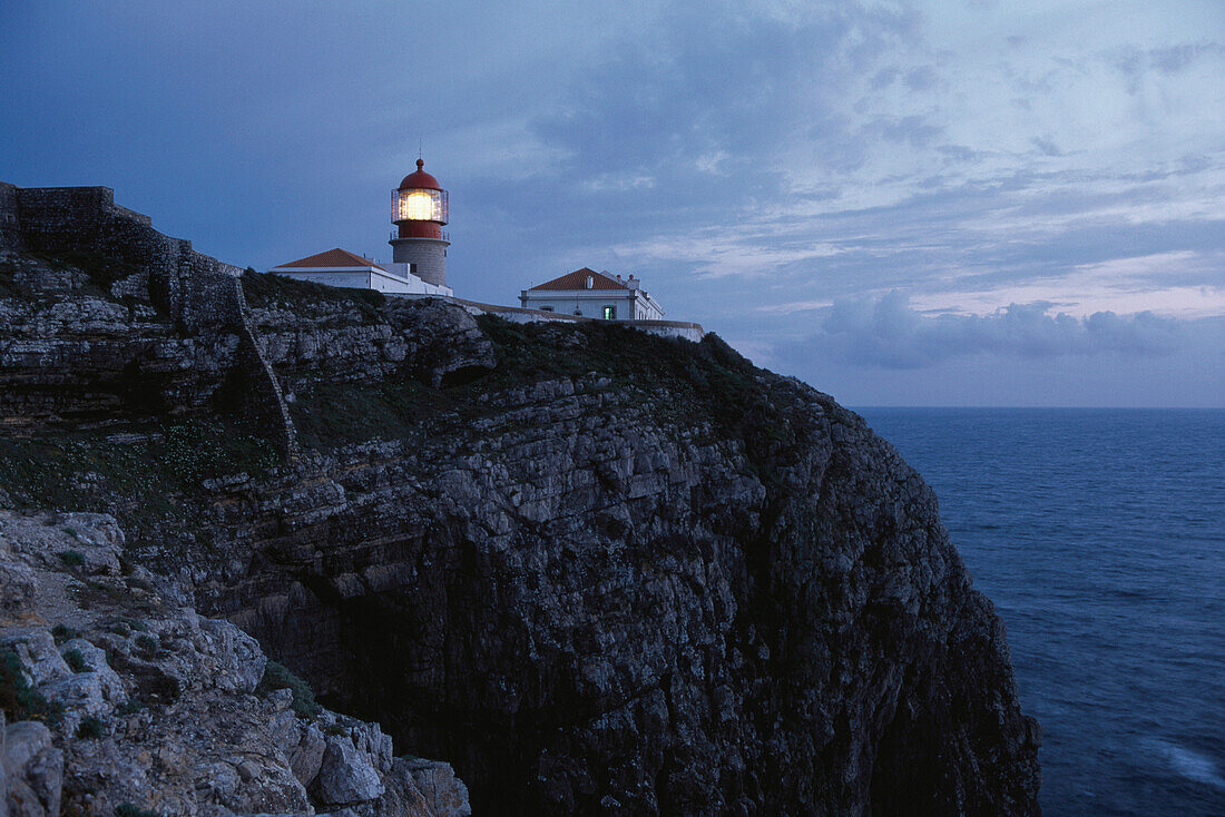 Leuchtturm auf Felsklippen, Cabo de Sao Vicente, Algarve, Portugal