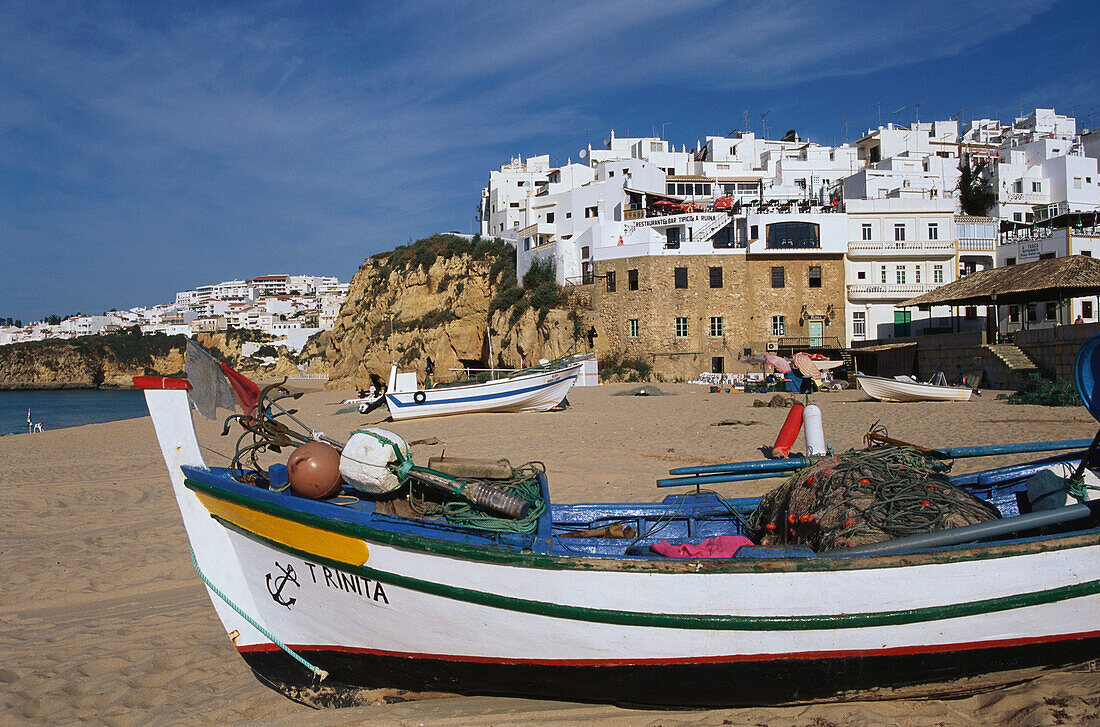 Strand mit Fischerboote, Albufeira, Algarve, Portugal