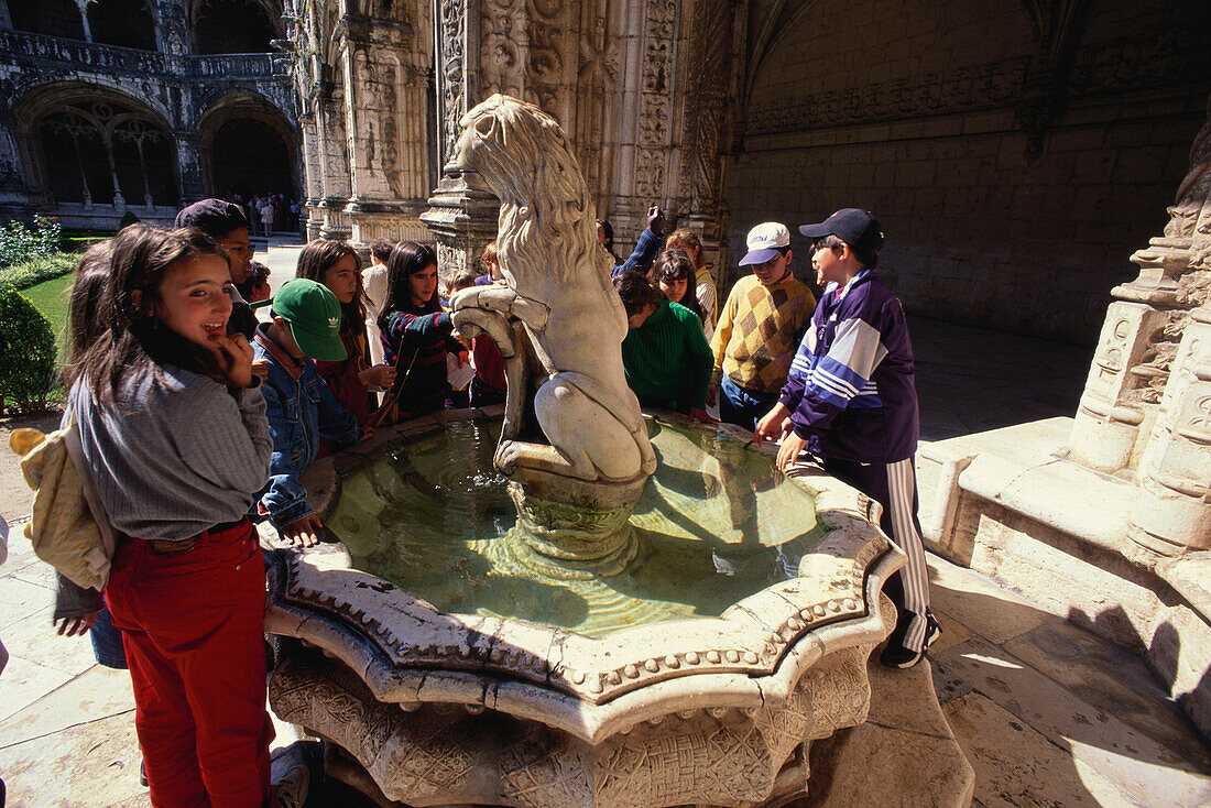 Eine Gruppe von Kinder besichtigen den Kloster, Brunnen, Kreuzgang, Mosteiro dos Jeronimos, Hieronymiten Kloster, Belem, Lissabon, Portugal