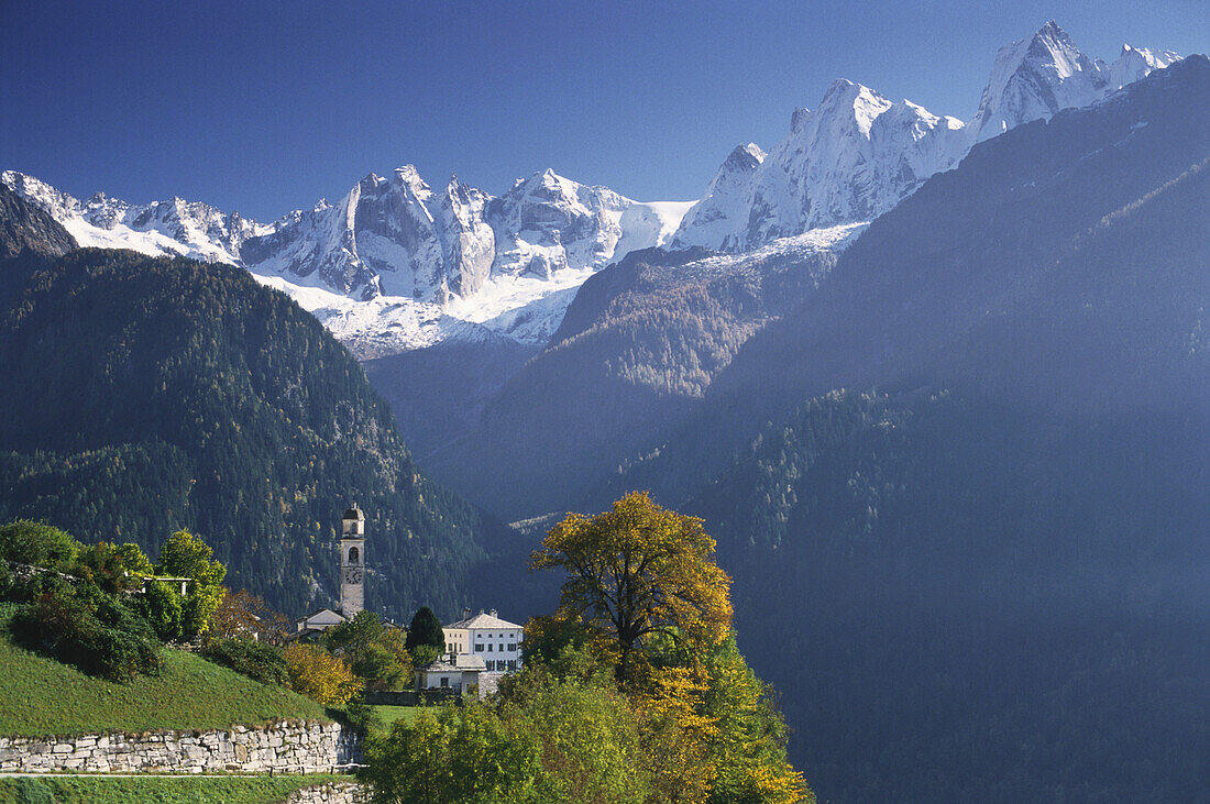 Blick auf Soglio, Scioragruppe im Hintergrund, Soglio, Bergell, Graubünden, Schweiz