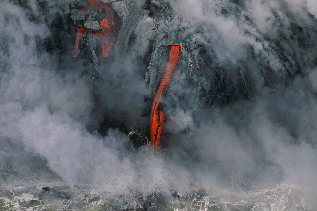 Flow of Lava with vapour, Pu'u O'o Crater, flowing into the sea near Kamoamoa, Kilauea, Big Island, Hawaii, USA