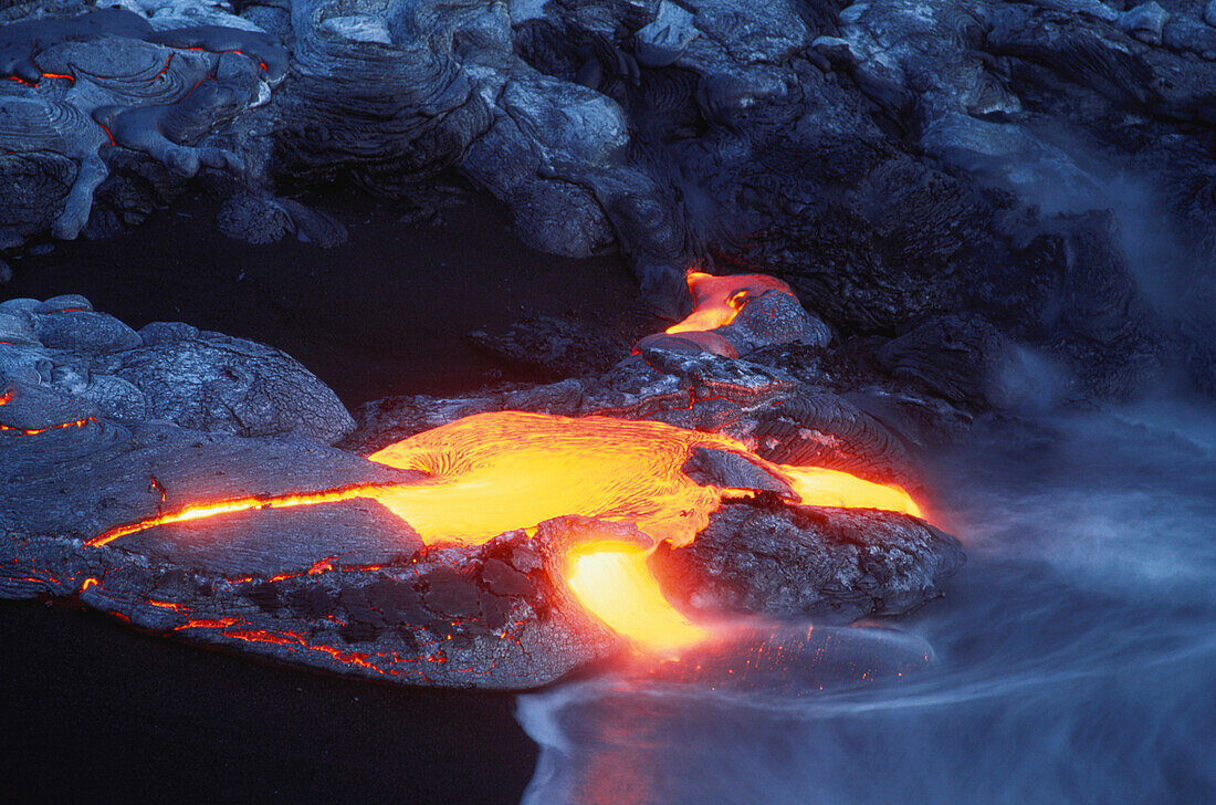 Lavafluß bei Nacht, Pu'u O'o Krater, Mündung ins Meer bei Kamoamoa, Kilauea, Big Island, Hawaii, USA