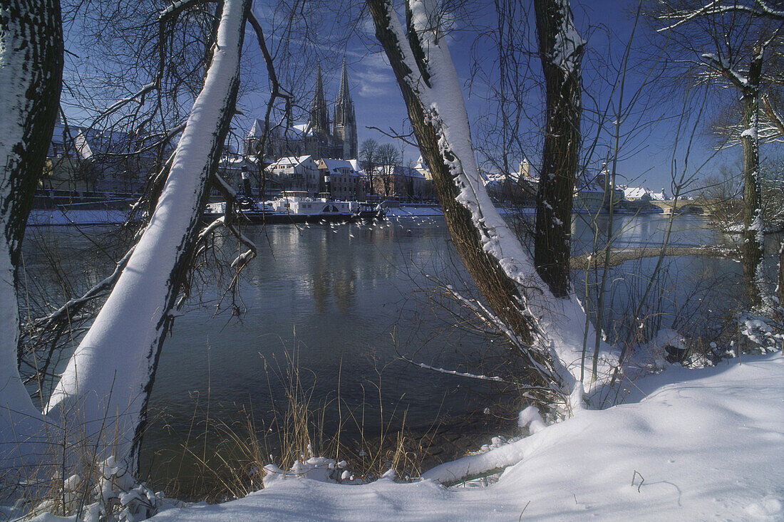 Blick über die Donau auf Regensburg im Winter, Regensburg, Bayern, Deutschland