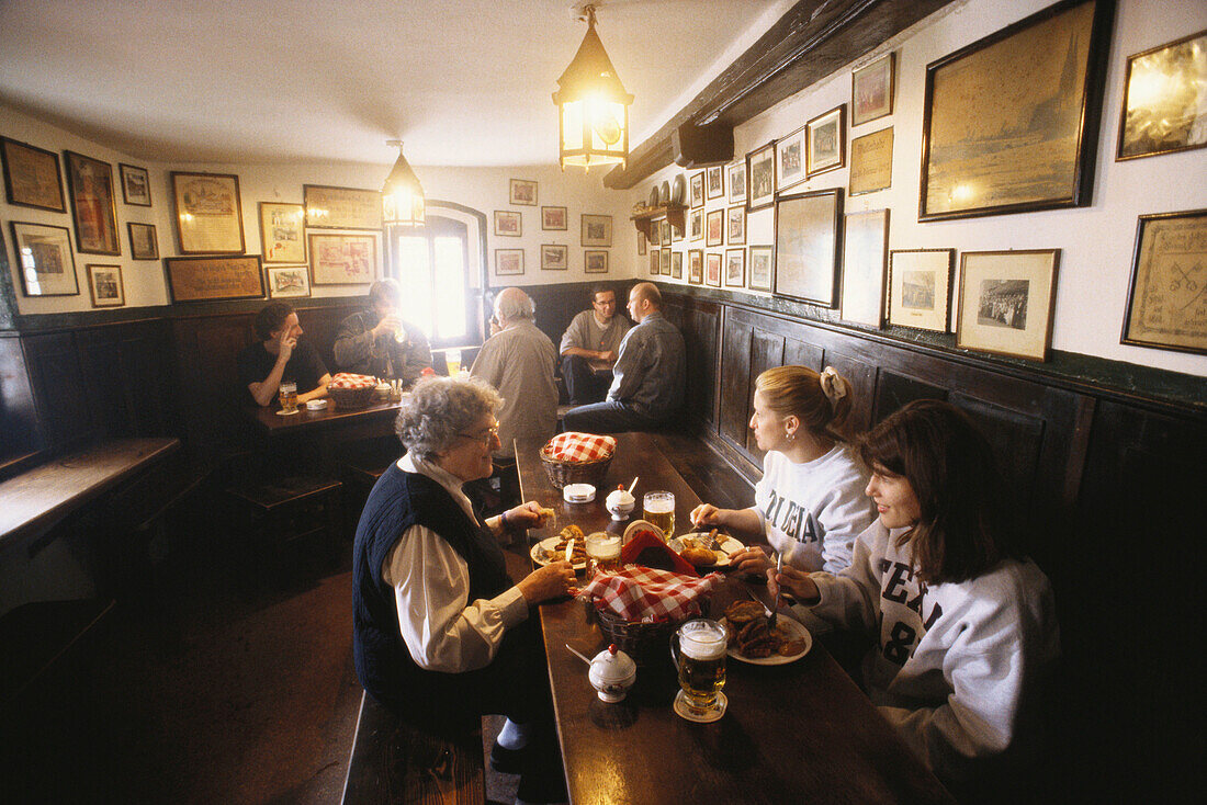 Menschen essen im Gastraum einer historischen Wurstküche, Regensburg, Oberpfalz, Bayern, Deutschland