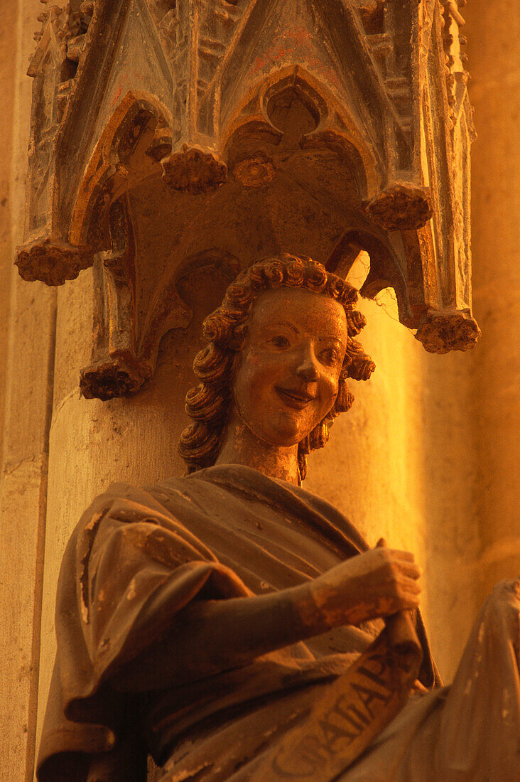 Gotische Skulptur eines Engels im Dom Sankt Peter, Regensburg, Oberpfalz, Bayern, Deutschland
