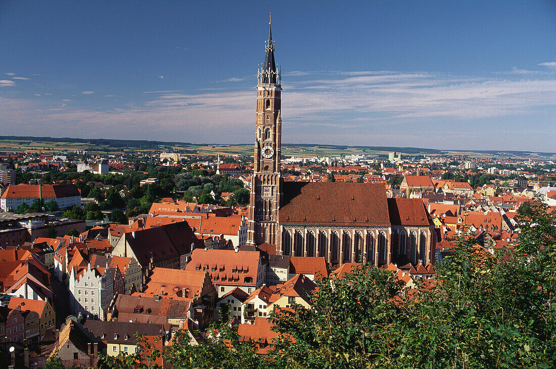 Türme und Dächer der mittelalterlichen Altstadt um den Backsteinturm der Kirche Sankt Martin, Landshut, Niederbayern, Bayern, Deutschland