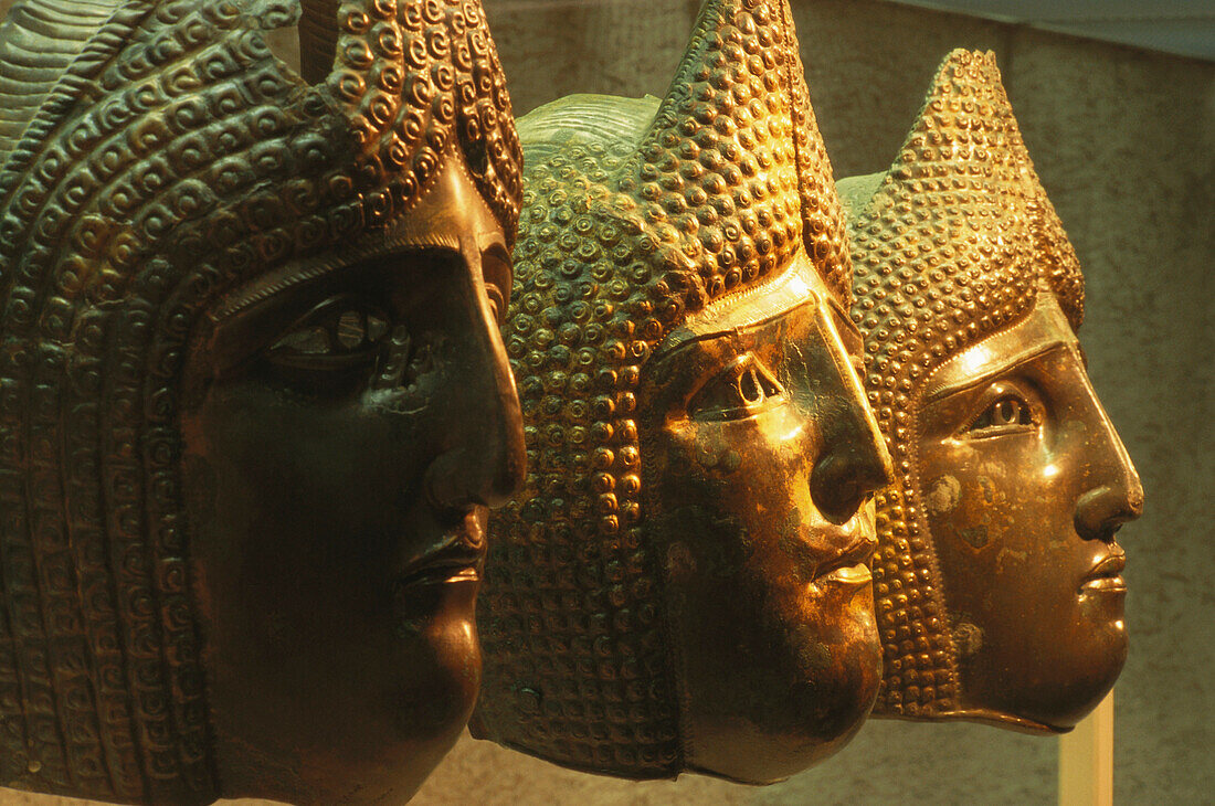 Antike römische Turniermasken im orientalischen Stil im Gäubodenmuseum Straubing, Niederbayern, Bayern, Deutschland