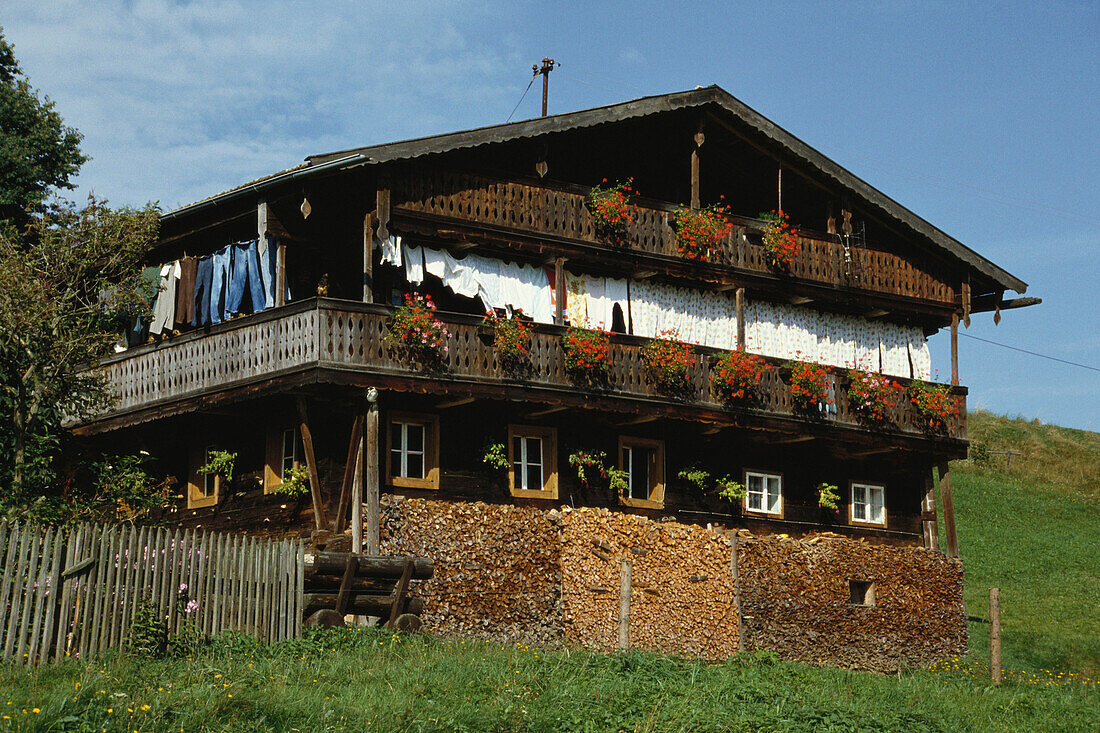 Wäsche trocknet auf dem Balkon eines alten hölzernen Blockhauses, Bayerischer Wald, Oberpfalz, Bayern, Deutschland
