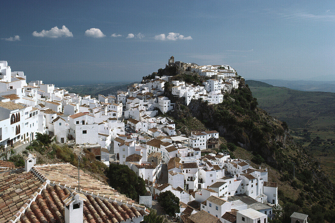 Weißes Dorf Casares auf einem Berggipfel der Sierra Bermeja, Provinz Málaga, Andalusien. Spanien