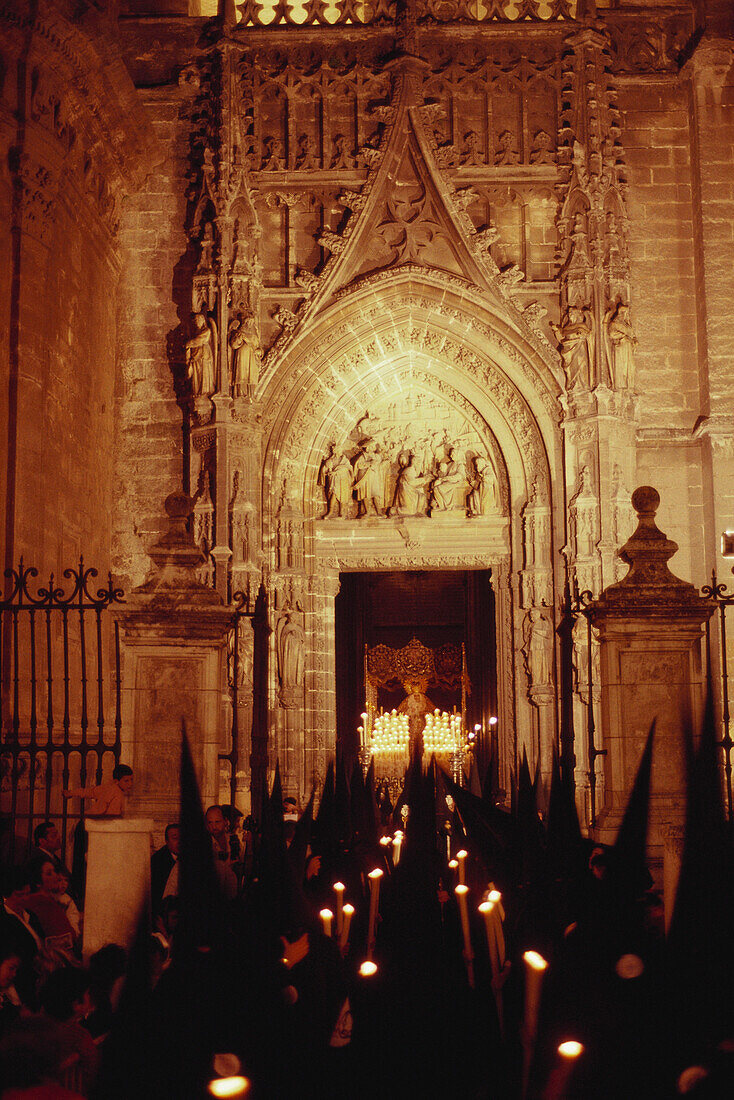 Procezession vor Kathedrale von Seville, Bruderschaft San Bernado, Cofradia San Bernardo, Karwoche, Semana Santa, Sevilla, Andalusien, Spanien