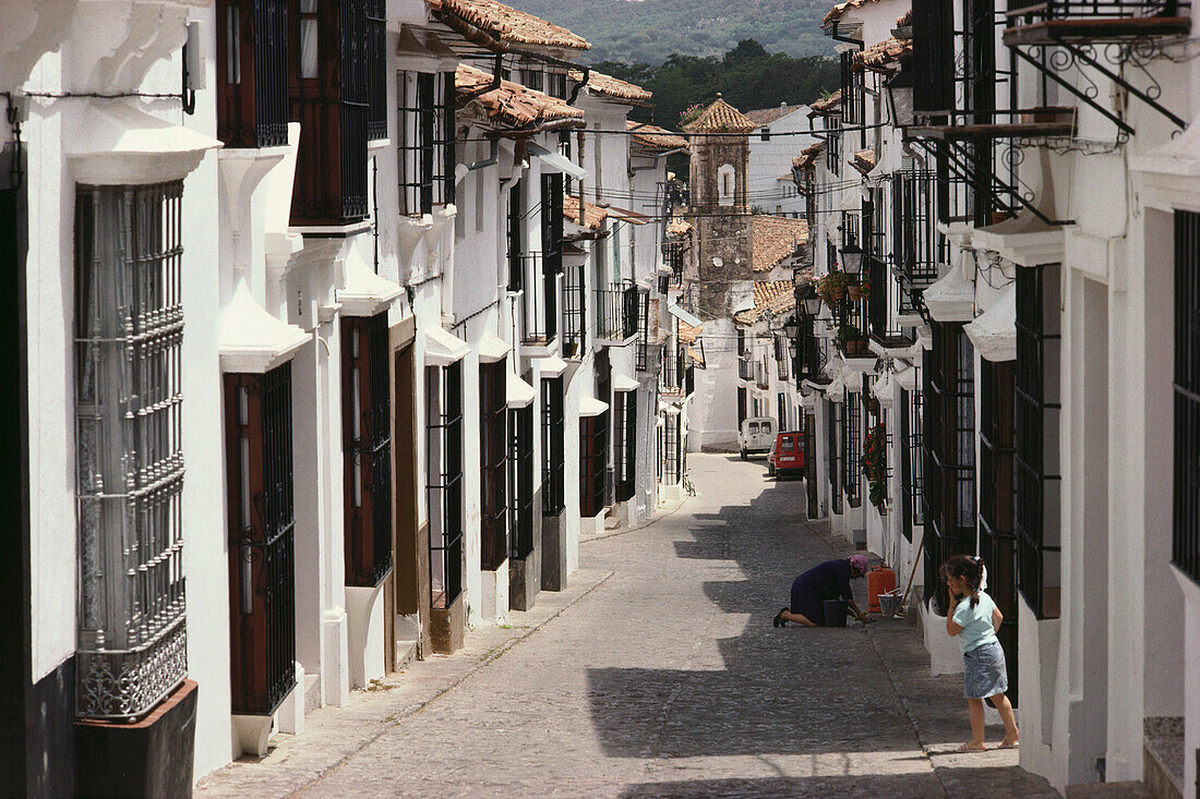Mädchen läuft über gepflasterte Gasse im weissen Dorf Grazalema, Provinz Cádiz, Andalusien. Spanien