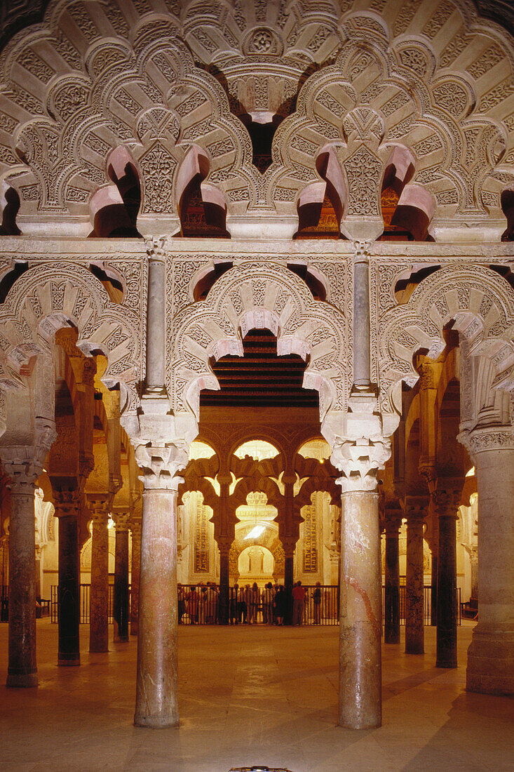 Kunstvolle Hufeisenbögen und Säulen der Capilla de Villaviciosa in der Mezquita, der Großen Moschee in Córdoba, Andalusien. Spanien