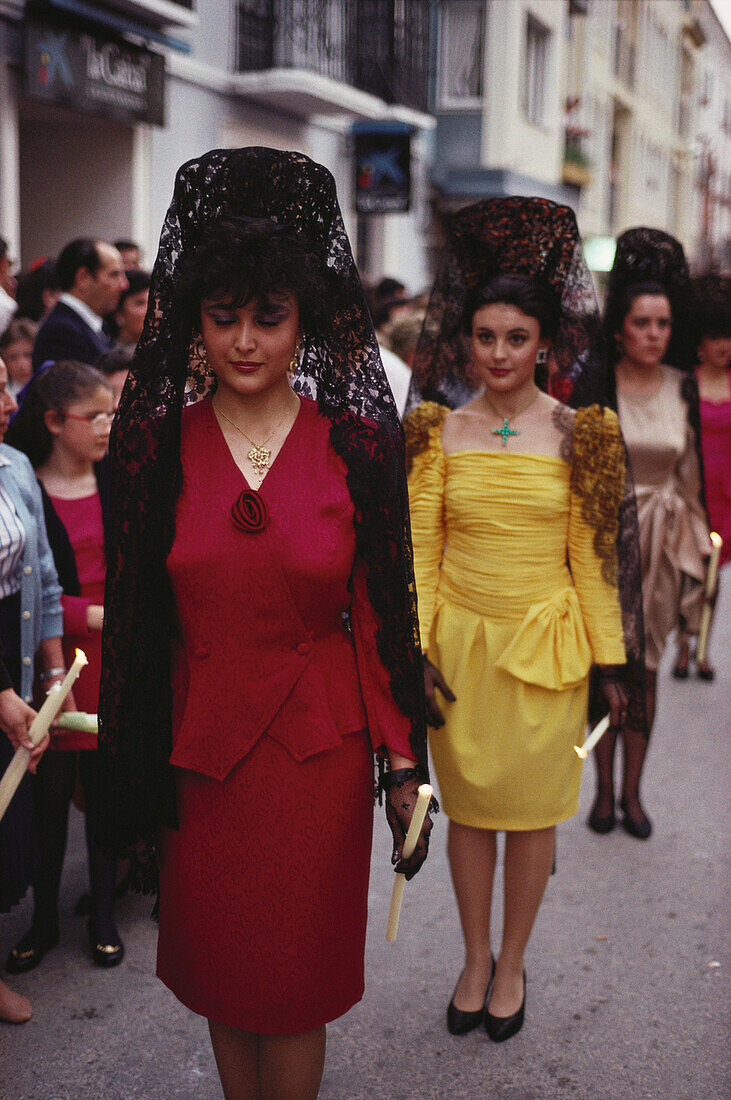 Junge Frauen mit schwarzer Mantilla in der Prozession der Fiesta Nuestra Señora de Araceli, Lucena, Provinz Córdoba, Andalusien. Spanien